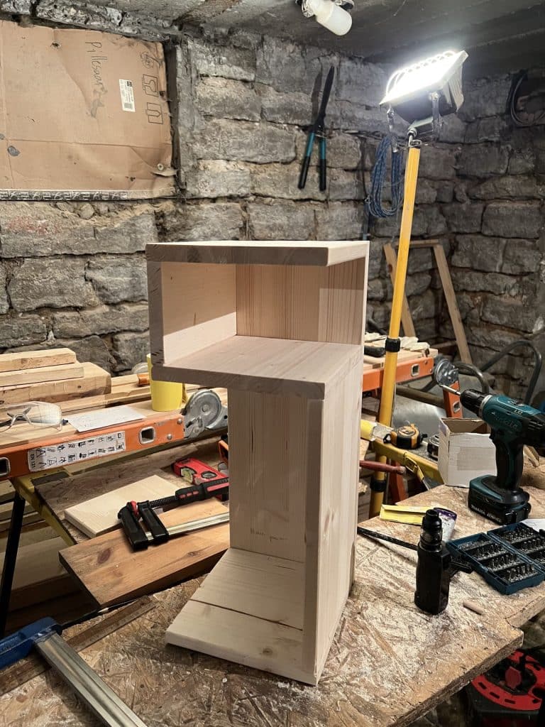 Fabrication d'une étagère en bois à l'aide de serre-joints à vis