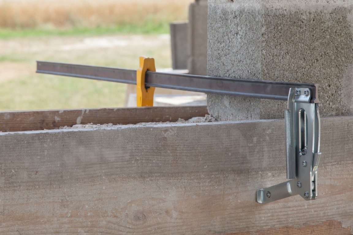 Utilisation d'un serre-joint de maçon pour la construction d'un mur